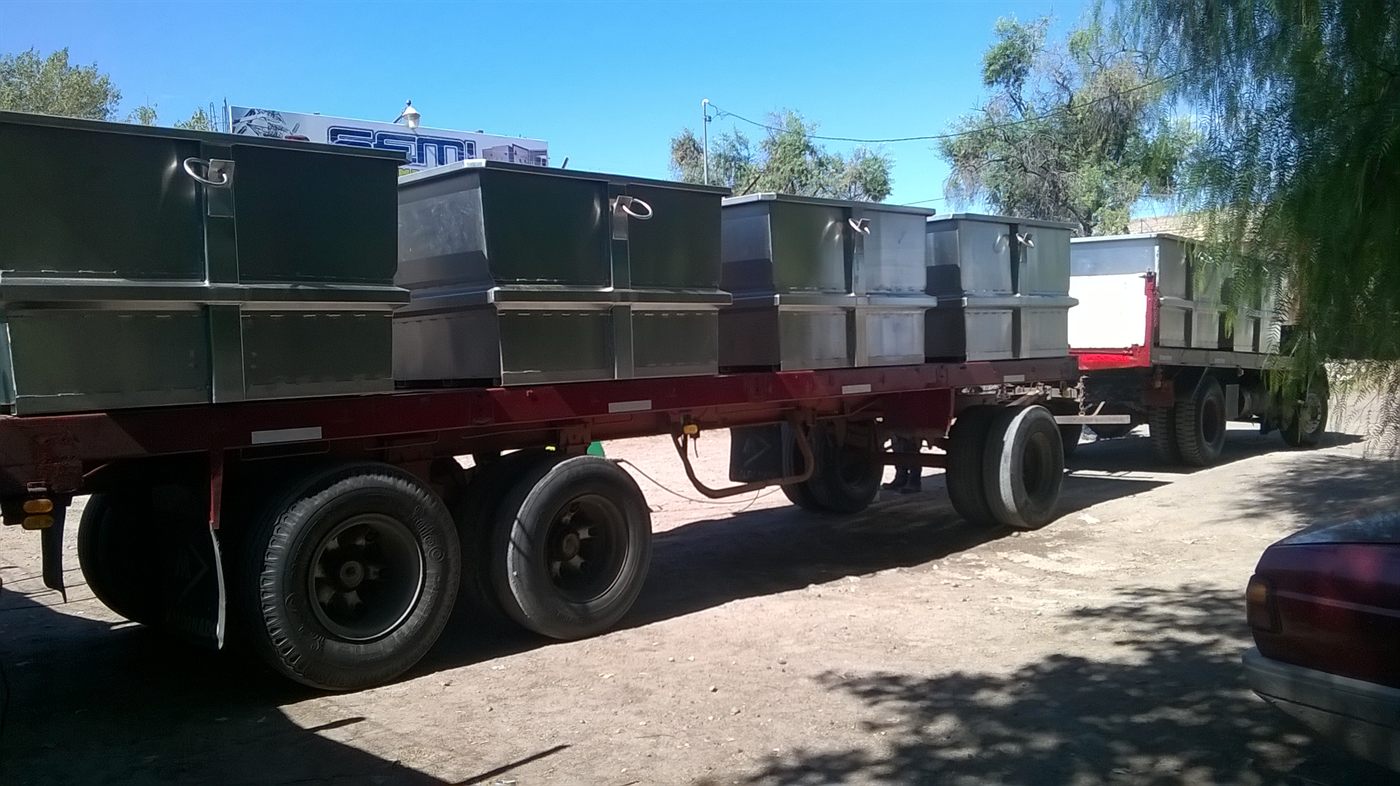 Tinas de acero inoxidable para la vendimia, cargadas sobre un acoplado